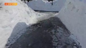 ПО ГОЛОМУ ЛЬДУ ДО ШКОЛЫ № 26 ВЫНУЖДЕНЫ ИДТИ ЖИТЕЛИ СТОЛИЦЫ КАМЧАТКИ•БЕЗ КОММЕНТАРИЕВ