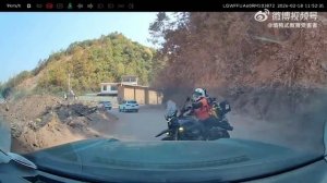 Мотоциклистка устроила косплей на GTA пытаясь увернуться от другого байкера