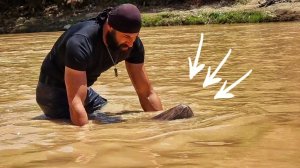 Самая простая рыбалка в мутной воде / Очень просто / Необычный способ ловли рыбы !