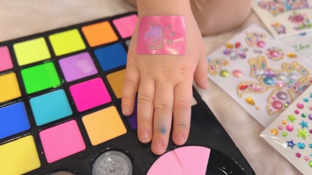 Распаковка огромного набора с аквагримом, стразами и татуировками. Видео для девочек.