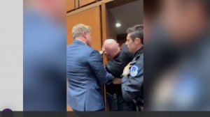 В США ветерана выгнали со слушаний в сенате после критики военной операции