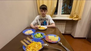 Мукбанг:  Скрэмбл со сладкой молодой кукурузой, луком, перцем и моцареллой копчёной😋