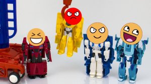 Мультик Сайдсвайп шутит над роботами с подъемным краном. Мультики про Трансформеров.