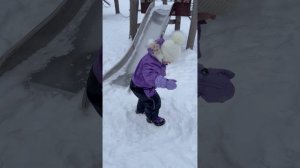 Ева и зимние прогулки, катание на горках, ватрушке, встреча с белочкой