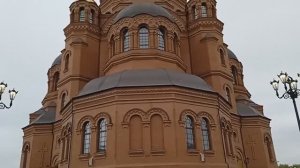 Александро-Невский кафедральный собор Волгограда и осенний Александровский сад с розами, 17.10.2024