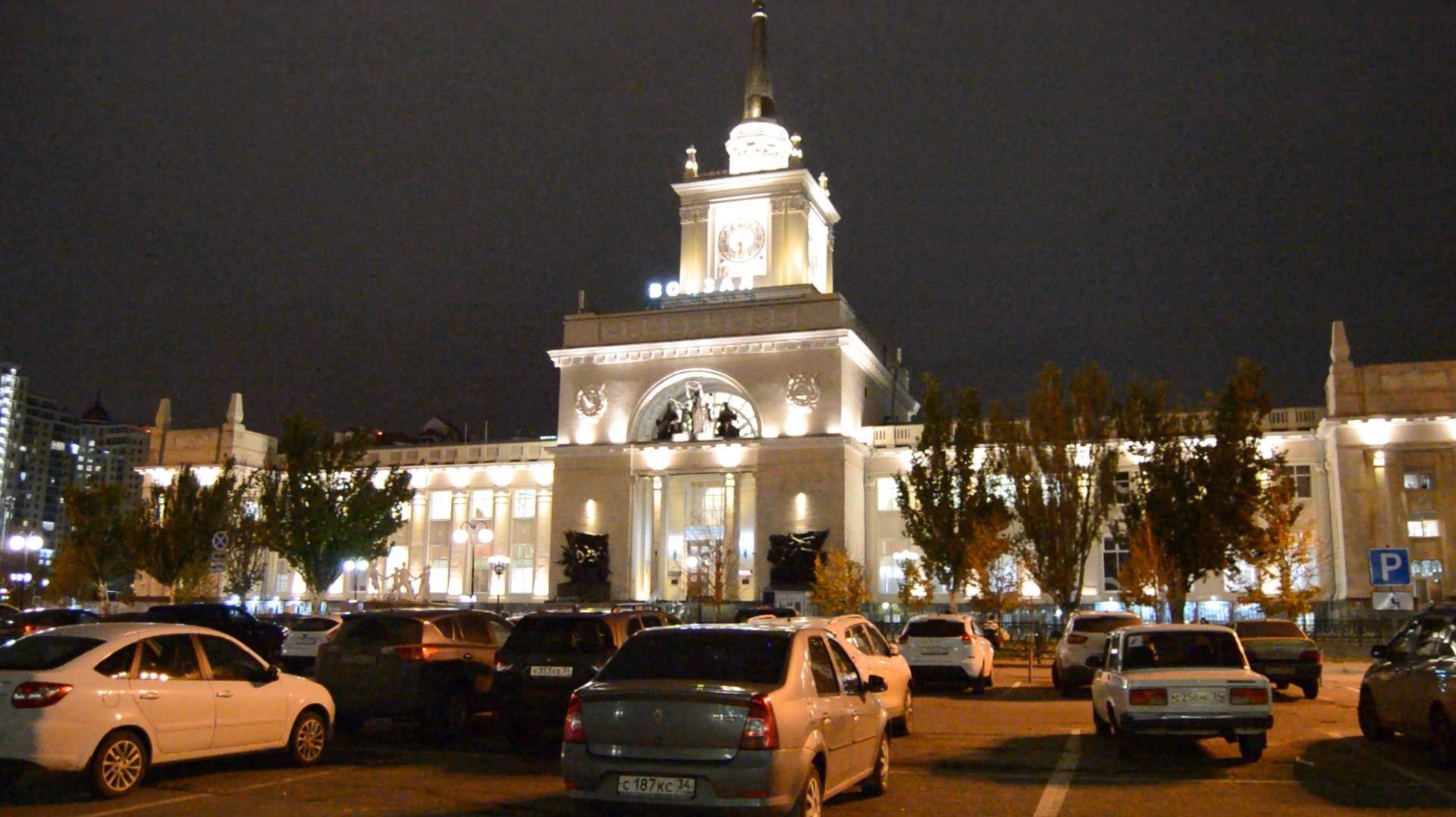 Привокзальная_площадь_станции_Волгоград-1_ночью_20221029_20221030