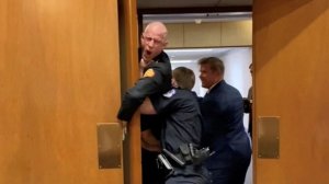 «Остановите удары по Ирану»: ветеран армии США ворвался на заседание Сената