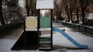 Двух девочек нашли мертвыми в чемоданах у детской площадки