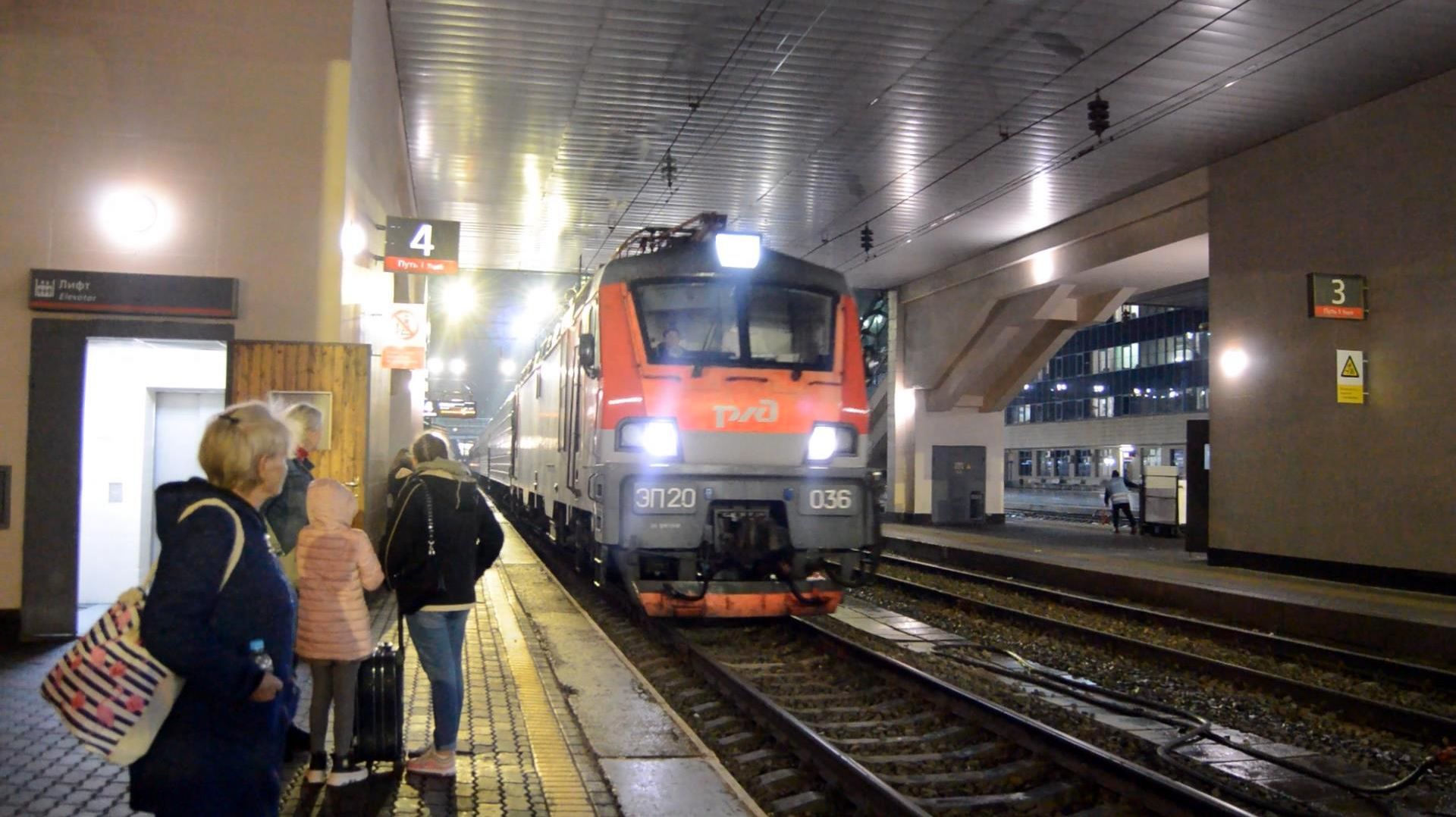 ЭП20-036_с_поездом_092_сообщением_Москва_-_Симферополь_прибывает_на_станцию_Ростов-Главный_202210