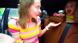 Майя ищет большие красные, синие и зелёные машинки