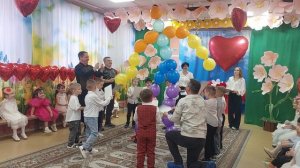 8 МАРТА. Человечек танцует РУМБАААА.