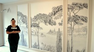 Обои Milassа вокруг рамок с фресками.