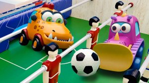 МАШИНКИ МОКАС ИГРАЮТ В НАСТОЛЬНЫЙ ФУТБОЛ! ⚽😱 Футболисты не нужны — МОКАС ЗАБИВАЮТ ГОЛЫ! 🚜🏆