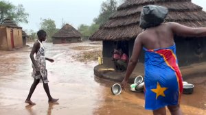 Прекрасный дождливый день в африканской деревне.