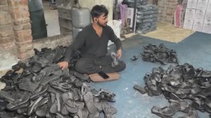 Стильные резиновые шлёпанцы из вторсырья. Пакистан