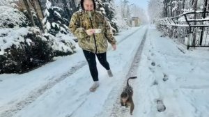 Это просто УНИКАЛЬНОЕ ВИДЕО гамадрил Анфиса гуляет по заснеженному парку!