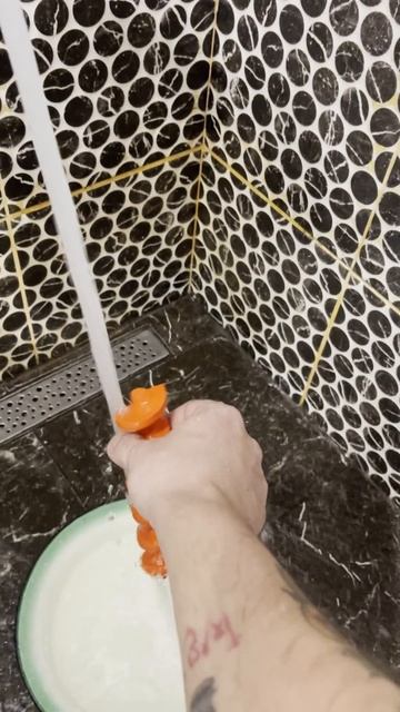 Чудо фокус или законы физики работают? Что думаете про этот эксперимент?