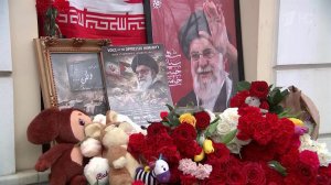 У посольства Ирана в Москве цветы в память об убитом Али Хаменеи и других жертвах.