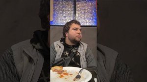 1080p Кушаю пиццу в плазе сижу отдыхаю у нас нет денежек