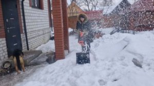 Наконец-то я его дождалась. Вот это помощь. Получила подарки. Мастерю полки под рассаду.