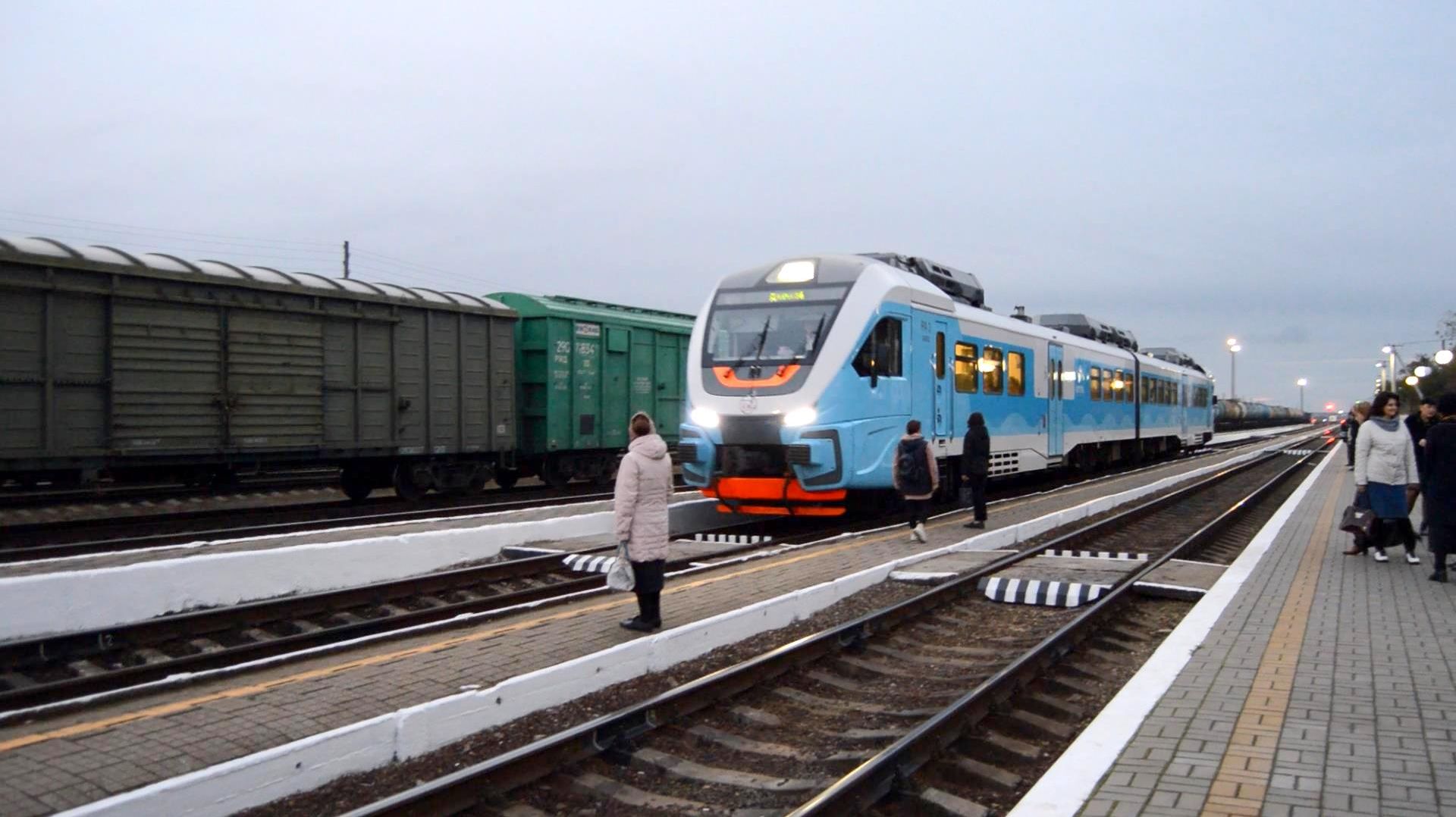 Дизель-поезд_РА3-040_сообщением_6775_Краснофлотская_-_Феодосия_прибывает_на_станцию_Владиславовка_20