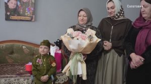 Юная волонтерка Айшат Гасанова из Гуни получила в подарок планшет от главы района