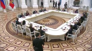 В преддверии 8 Марта Владимир Путин проводит в Кремле встречу с женщинами-военными, медиками, вое...