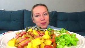 Мукбанг Бабка Яна вещает и ест картошка по домашнему с сосисками, морская капуста и салат овощной.