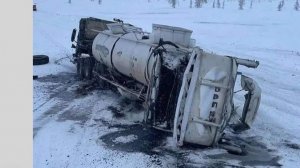 В Якутии произошел разлив нефтепродуктов после опрокидывания бензовоза