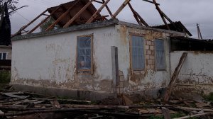 СБЕЖАЛИ ИЗ СОЧИ , купили ДОМ НА КАВКАЗЕ||| Ломаю  старую шиферную крышу перед дождем ..