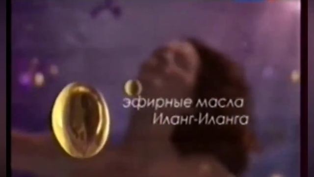 Женщина купается под фиолетовой водой на канале Россия-1