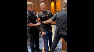 Ветерана-морпеха силой выволокли из Сената США за антивоенные слова