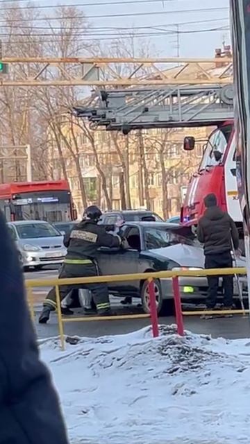 В Хабаровске пожарная лестница протаранила легковушку на Заводской