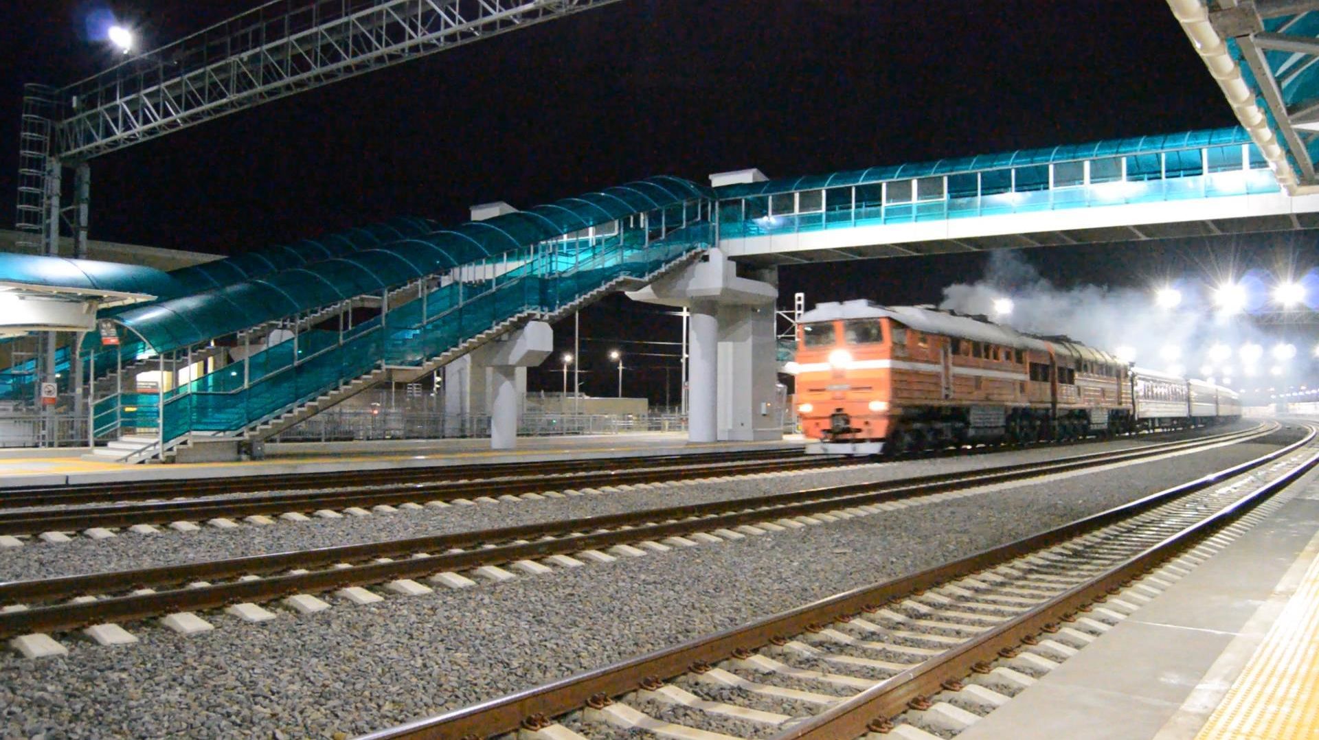 Тепловоз_16828238_со_скорым_поездом_---_летит_через_станцию_Керчь-Южная_20221028