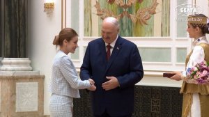 Лукашенко:Если кто-то обидит вас – вы напишите мне! Самая душевная церемония во Дворце Независимости