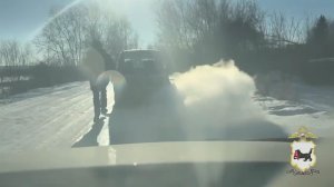 Момент, как полицейский на ходу запрыгнул в машину наркосбытчицы, попал на видео