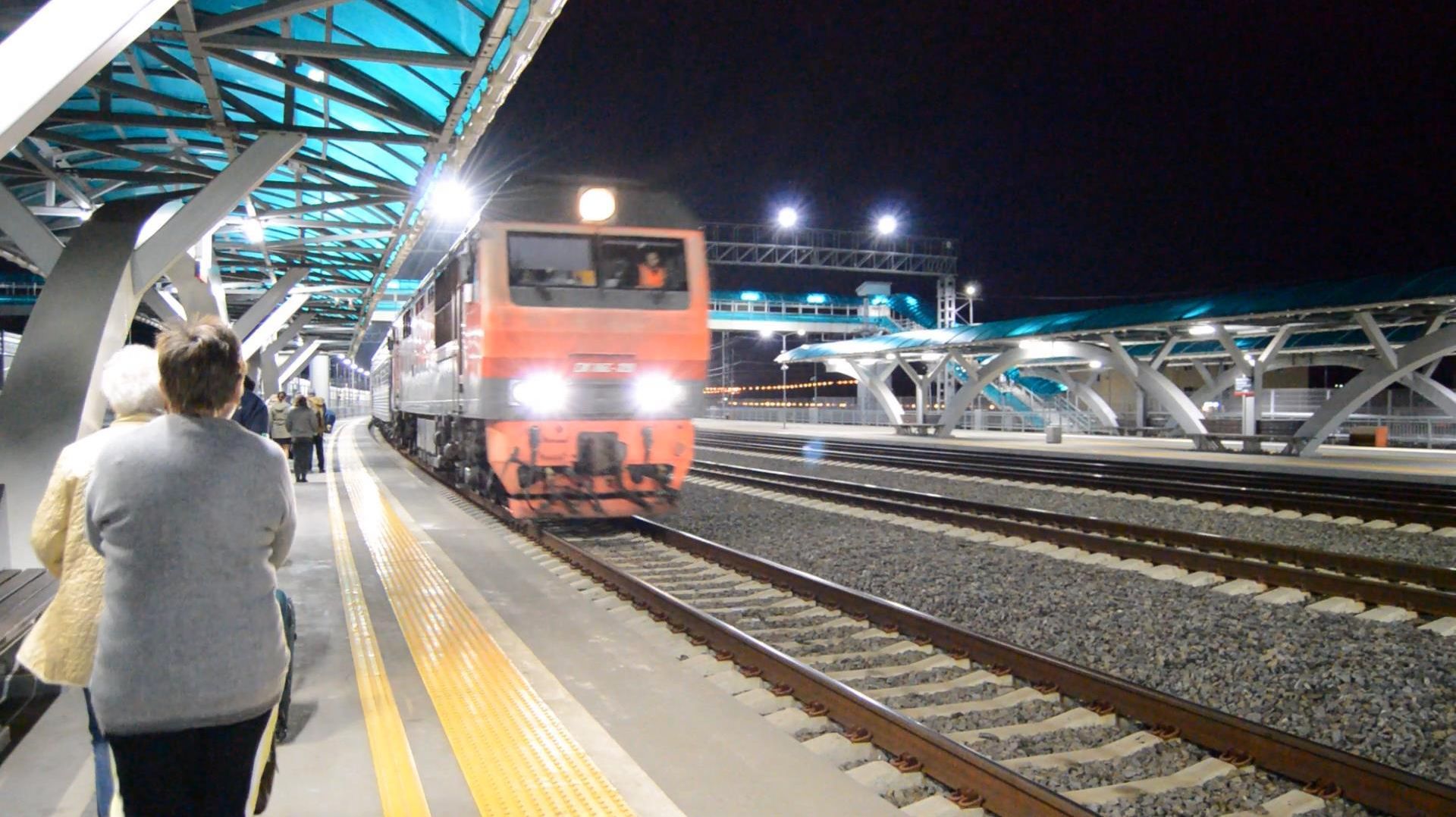 Тепловоз_ТЭП70БС_--_с_пассажирским_поездом_ГСЭ_315_сообщением_Симферополь_-_Адлер_прибывает_на_станц