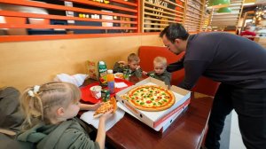 Многодетный поход в пиццерию