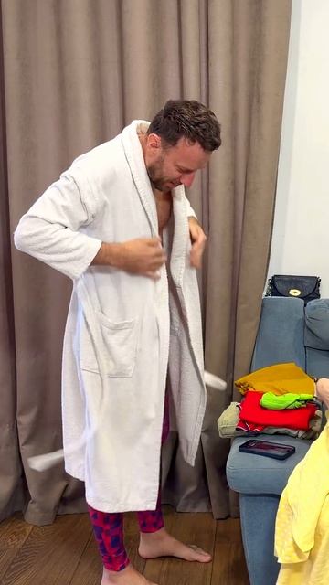 Просто извинись и сделай вид, что это все исправило. Забавная семейка