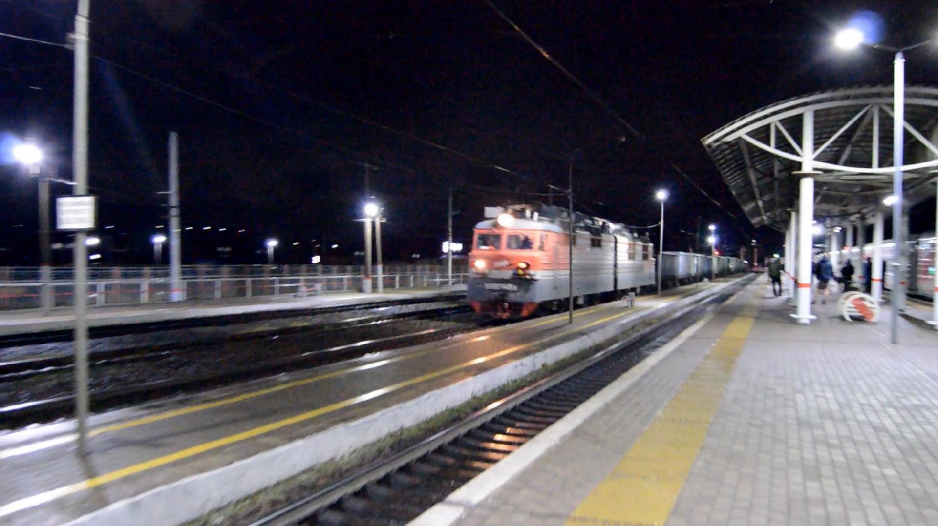 ВЛ80_--_с_грузовым_поездом_пролетает_станцию_Свияжск_20221031