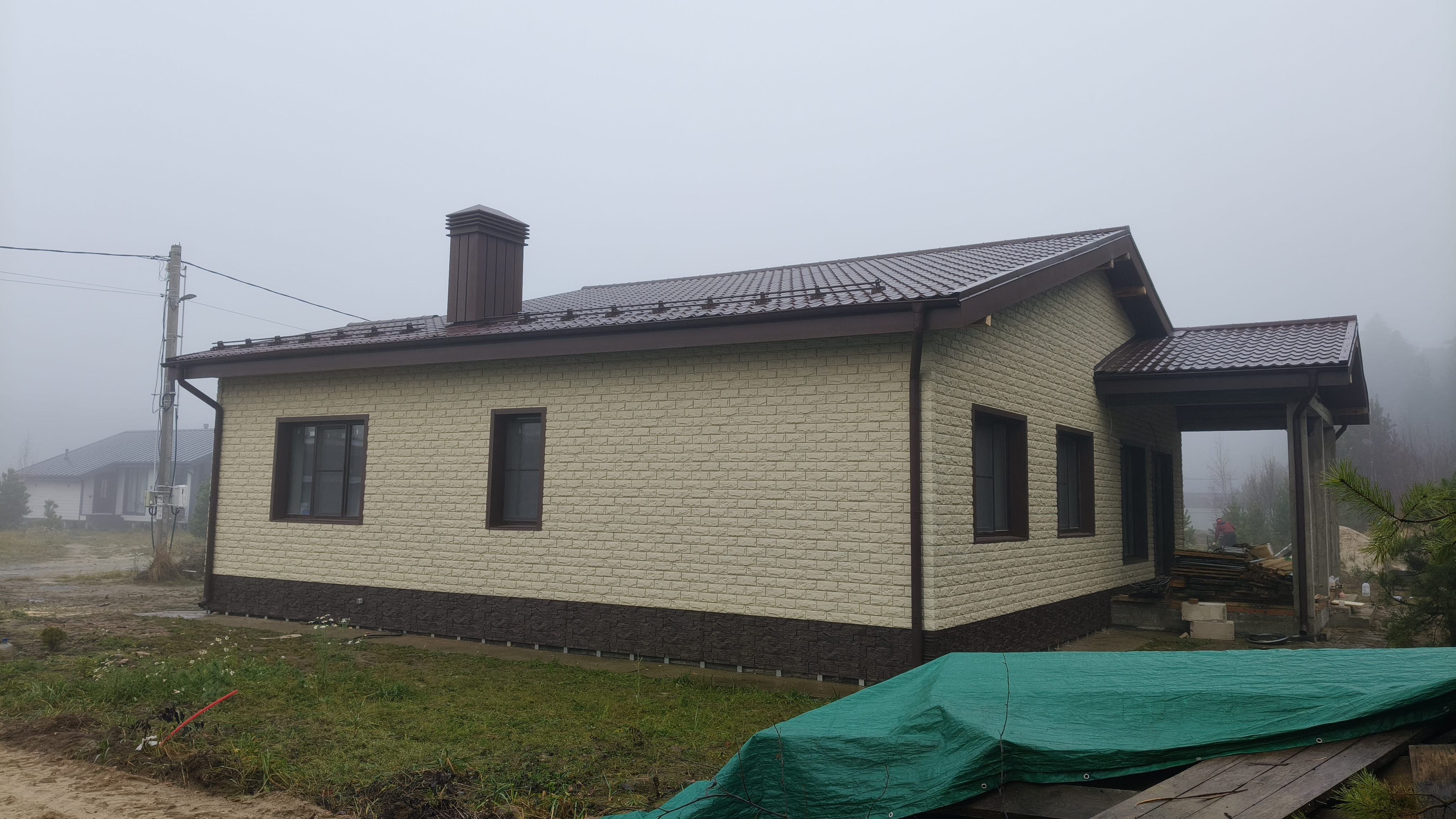 Исправили недочёты, отделали карнизы, смонтировали водосток и снегозадержатели