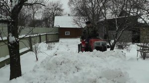 Снег во дворе, толкаю на МТ 180.