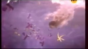 Женщина купается под фиолетовой водой на канале Рен-ТВ