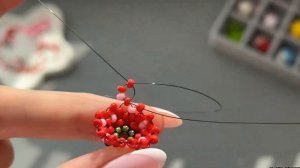 Как сделать клубнику из бисера 🍓 Урок по бисероплетению