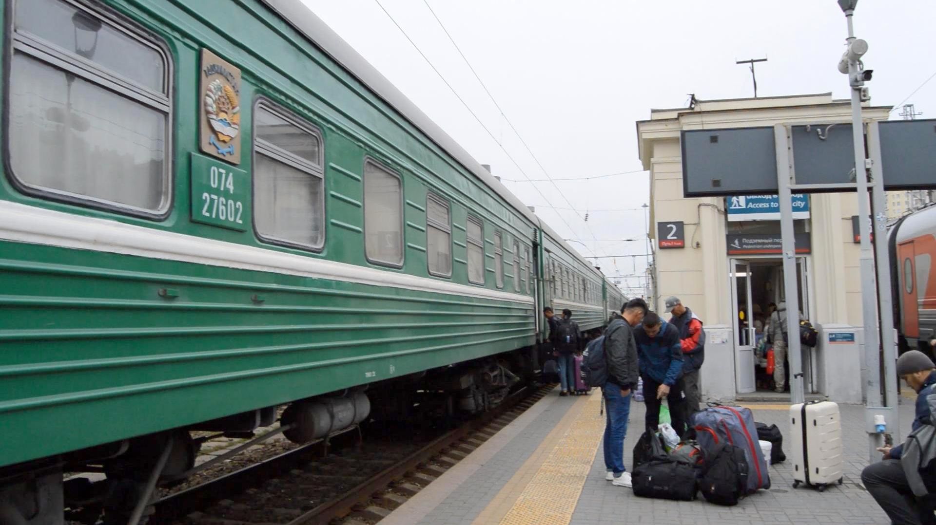 Поезд_ТЖД_359_сообщением_Худжанд_-_Волгоград_на_станции_Волгоград-1_20221029