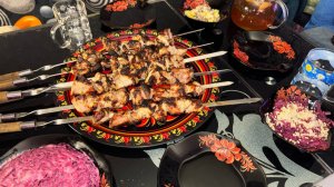 Любаша сегодня решила нам шашлыки пожарить.