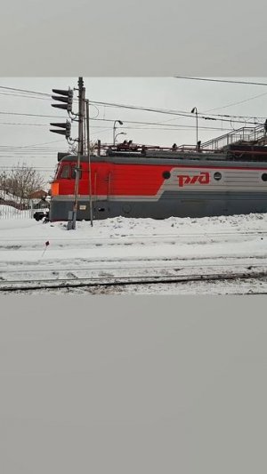 Приветливый машинист грузового поезда