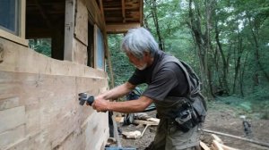 Строю бревенчатую хижину с костровой ямой в лесу. Полный процесс от начала до конца. Бушкрафт