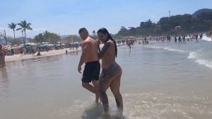 Бразильские красотки в мини бикини строят глазки на пляже в Рио де Жанейро