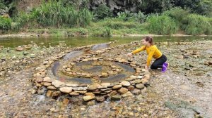 Девушка построила рядом с ручьём спиральную ловушку из камня, чтобы наловить рыбы, Рыбалка с Анной.
